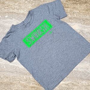 NIKE SWOOSH GRAPHIC TEE